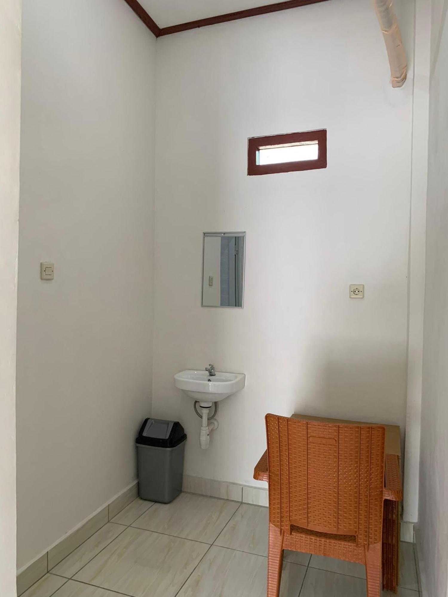 Bertus Guesthouse Labuan Bajo Exterior photo